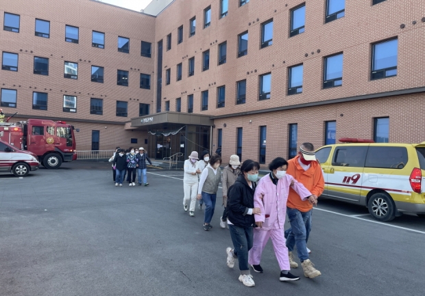 포항시는 25일 오천경희요양병원에서 지진으로 화재가 발생한 재난 상황을 가정해 ‘안전한국훈련’을 진행했다.