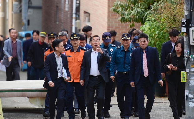 유정복 인천광역시장이 25일 도원동 행정복지센터 일원에서 안심 마을 조성사업 현장을 점검하고 있다.
