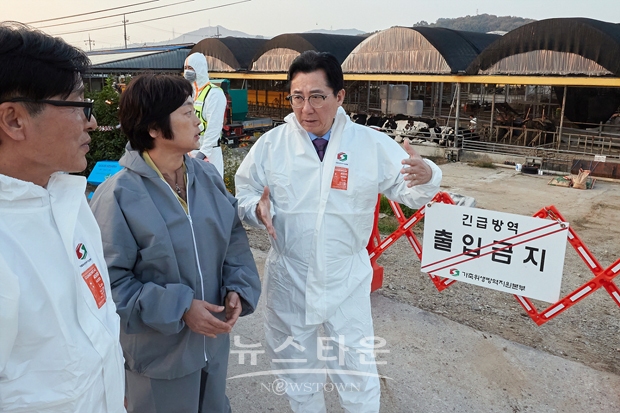 박경귀 아산시장이 10월 27일 소 바이러스성 질병인 럼피스킨병(LSD, lumpy skin disease)이 발생한 염치읍 염성리 한 농가를 방문한 가운데, 더 이상 확산되어서는 안 된다며 총력 대응을 당부했다.