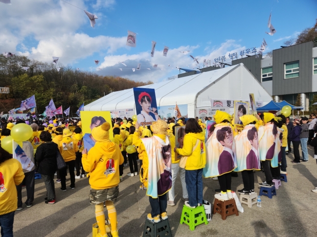 장구의 신 박서진 팬클럽 노란색단체복이 이채롭다.