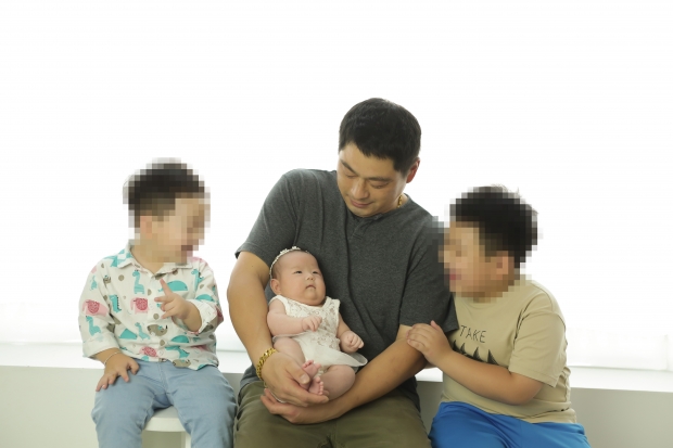 산모영정에 바치기 위해 찍은 가족사진, K씨의 표정이 어둡다.