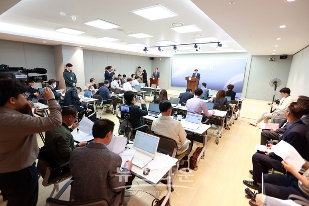 전형식 정무부지사는 “무기발광 디스플레이는 초격차 유지와 미래 신시장를 준비하기 위한 기술 및 경쟁력·생산성 확보라는 매우 중요한 의미가 있다”며 “현재 건설 중인 혁신공정센터와 결합된 디스플레이 분야 국내 최고·최대 기반시설을 조성할 수 있도록 최선을 다하겠다”고 말했다.