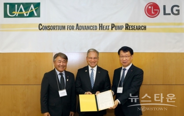 LG전자가 최근 美 알래스카주 앵커리지에서 냉난방공조(HVAC) 제품에 적용할 히트펌프 기술 개발을 위한 컨소시엄을 발족했다. 발족식에서 LG전자 북미지역대표 겸 미국법인장 윤태봉 부사장, 알래스카 앵커리지 대학교 총장 숀 파넬, LG전자 H&A사업본부 에어솔루션사업부장 이재성 부사장(왼쪽부터 순서대로)이 기념 촬영을 하고 있다. 사진=LG전자
