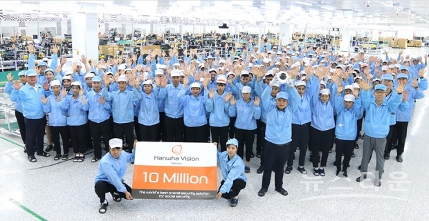 지난 10월 30일, 한화비전 베트남 제조법인 직원들이 누적 생산 1,000만대 달성을 기념해 사진 촬영을 하고 있다. 사진=한화비전