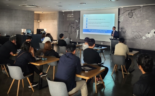 전국 교촌치킨 가맹점 대상 ‘로봇 조리 자동화’ 설명회