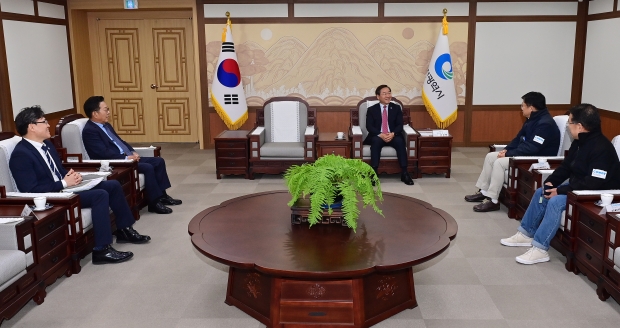 유정복 인천광역시장이 7일 시청 대접견실에서 열린 '물재이용 사업 수익금 사회공헌사업 추진을 위한 기부금 전달식'에서 정준호 ㈜미추홀맑은물 대표, 조상범 사회복지공동모금회 인천지회장과 환담을 하고 있다.