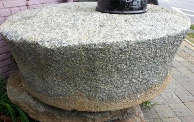 매장되었던 것으로 추정되는 청석돌(화강암)