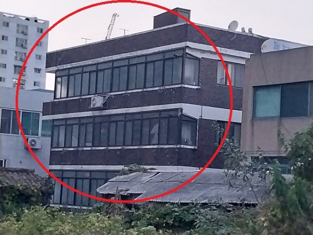 K전 도시과장의 건물에서 제일 큰피해로 지하가 침수하고 건물 등이 결로가 많이 발생한 건물, 거리는 30m이내다.