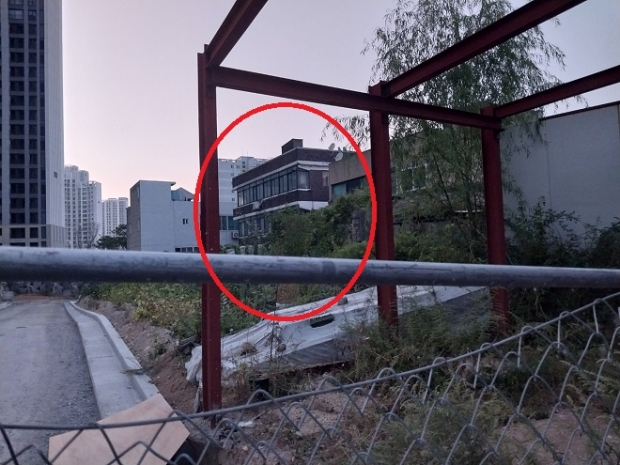 지하가 침수되는 등 제일 큰피해를 입은 건물 상대적으로 보강공사 등이 전혀 없었다.