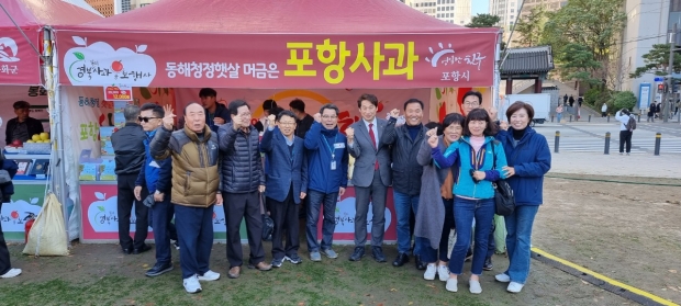 포항사과 홍보부스에서 관계자들과 함께 있는 김남일 포항시 부시장