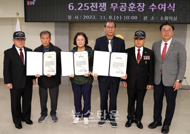 홍태용 김해시장이 11월 8일 김해시청 소회의실에서 6·25전쟁에 참전해 공을 세운 故안동수 하사, 故구득영 상병, 故박동석 상병의 유가족에게 국방부장관을 대신하여 화랑무공훈장을 전달했다.
