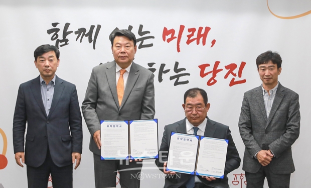 당진시가 (사)한국지체장애인협회 충남협회 당진시지회와 지난 11월 7일 시청에서 2024년 장애인 복지 일자리 사업 추진을 위한 업무위탁 협약을 체결했다. 지난달 31일 사업수행기관 선정심의위원회의 심사를 거쳐 사업수행기관을 최종 선정했다.