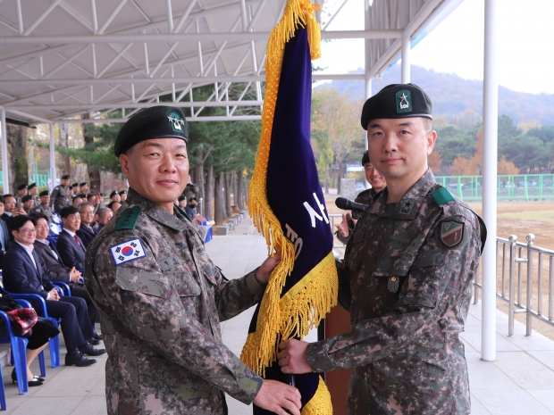 제 43대·44대 사단장 이취임식에서 신임 사단장 이광섭 소장(진)(오른쪽)이 수도군단장 박정택 중장(왼쪽)으로부터 부대기를 이양 받고 있다.