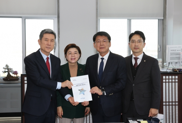 왼쪽부터 이강덕 포항시장, 김정재 의원, 서삼석 예결위원장, 김병욱 의원
