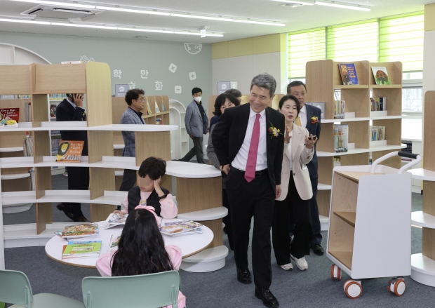 지난 10월 재개관한 포항시립 포은오천도서관을 둘러보는 이강덕 포항시장