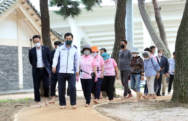 주낙영 경주시장이 시민들과 함께 황성공원 조성된 내 천년맨발길을 걷고 있다.