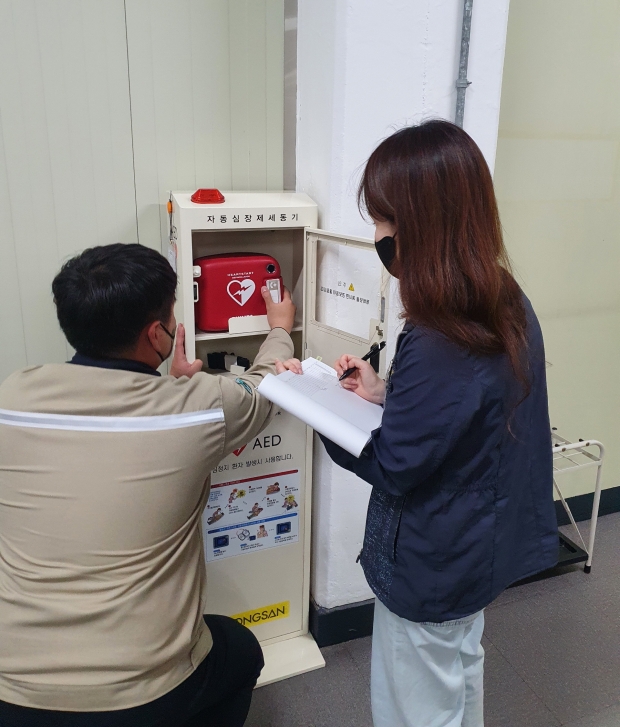 점검반이 지역의 어느 한 업체를 방문해 자동심장제세동기 장비를 점검하고 있다.