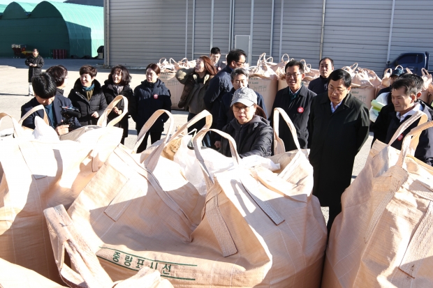 주낙영 경주시장이 14일 불국동DSC에서 진행된 공공비축미곡 매입 현장을 방문해 출하 농가와 관계자들을 격려하고 있다.