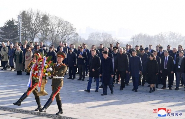 알렉산드르 코즐로프 천연자원부 장관이 이끄는 러시아 대표단이 11월 14일 북한 평양 만수대 언덕에서 북한 김일성과 김정일 국방위원장 동상에 꽃바구니를 선물하고 있다. KCNA 캡처