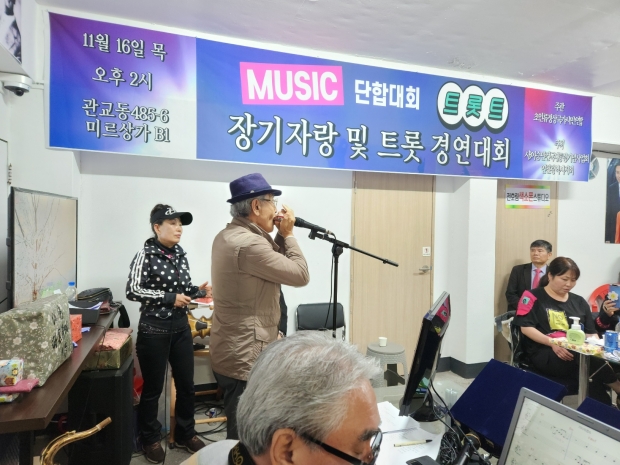 김지현 하모니카 명인이 연주를 하고 있다.