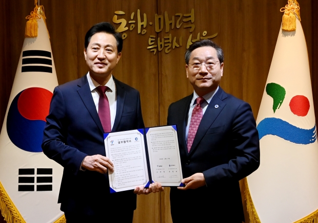 유정복 인천시장과 오세훈 서울시장이 17일 서울시청에서 열린 '인천시-서울시 교통현안 해결을 위한 업무협약 체결식'에서 협약을 체결한 뒤 기념촬영을 하고 있다.