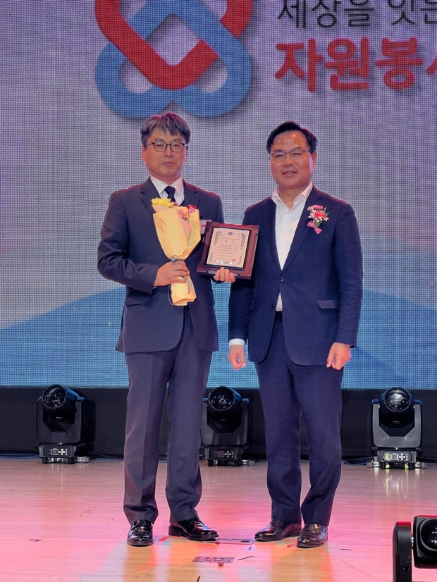 17일 청도국민체육센터에서 개최된  ‘2023 경상북도 자원봉사대회’에서 경주시가 자원봉사 우수시·군 대상을 수상한 후 이규익 경주시 시민행정국장이 김학홍(사진 우측) 경북도 행정부지사와 기념촬영을 하고 있다.