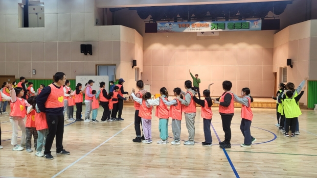 18일 경주시 가족센터에서 화랑마을 화백관에서 가족이  함께하는 가족 운동회를 펼치고 있다.