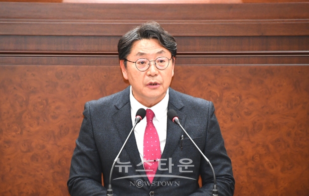 홍태용 김해시장이 11월 21일 김해시의회 제257회 제2차 정례회 시정연설을 통해 내년도 시정 운영 방향과 예산안을 발표했다. 홍 시장은 지난 1년 5개월이 전환적 시정상을 확립하는 시간이었다며 매니페스토 공약실천계획 평가 부산·경남 유일의 최우수 등급 획득, 상징물 개편, 산업구조 재편, 탄소중립 정책 전국 확산, 대성동 고분군 유네스코 세계유산 등재 등 성과를 설명했다.