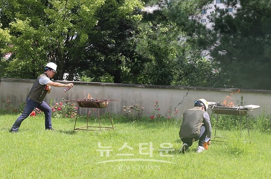 혁신제품 스프레이식 액상소화기 성능을 시연하고 있다(사진=국림자연휴양림관리소)