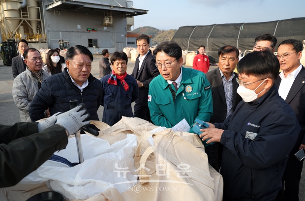 홍태용 김해시장이 지난 11월 23일 2023년산 공공비축미 매입 현장인 김해RPC(미곡종합처리장)을 방문해 출하 농업인과 관계자를 격려하며 “공공비축미의 품질 고급화를 위해 고생하신 농업인과 원활한 매입을 위해 협조해 주신 농산물품질관리원, 농협 등 유관기관 관계자분께 감사드린다”고 말했다.