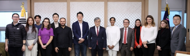 김진용 청장(오른쪽부터 일곱번째)이 케임브리지대 밀너연구소 일행을 접견하고 포즈를 취하고 있다.