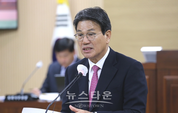 김돈곤 청양군수가 11월 28일 청양군의회 제295회 제2차 정례회 제6차 본회의장에서 시정연설을 갖고 “재정 여건을 고려한 경비 절감과 지출 효율화에 초점을 맞추고 세출 억제와 효율적 배분 등 긴축재정을 추진하겠다”고 밝혔다.