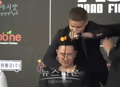 굽네 ROAD FC 067 기자회견장에서 윤형빈 선수에게 간장테러 하고 있는 쇼유 니키/ROAD FIGHTING CHAMPIONSHIP 유튜브 캡처
