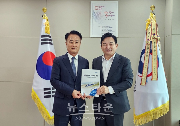 11월 29일 오전 세종시 국토교통부를 방문한 박동식 사천시장이 원희룡 장관을 만나 남부내륙철도 노선 조정, 사천공항 확장, 합천~진천간 고속도로 기점 연장 등 지역 현안에 대한 정부 차원의 지원을 요청했다.