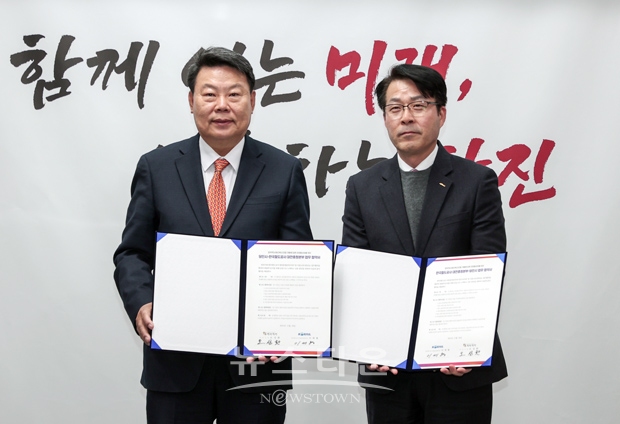 당진시가 지난 11월 28일 한국철도공사 대전충청본부와 관광 활성화를 위한 업무협약을 체결했다. 사진) 좌측부터 오성환 당진시장, 이세형 한국철도공사 대전충청본부장