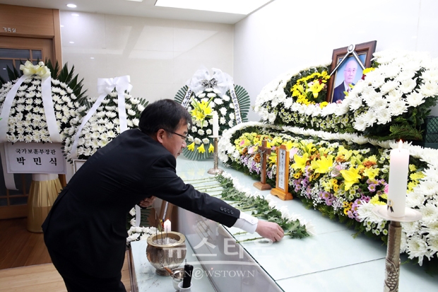 전형식 정무부지사가 12월 1일 도 실·국장 등과 함께 이일남 애국지사의 빈소가 차려진 대전성모병원 장례식장을 찾아 조문하고 고인의 명복을 빌었다.