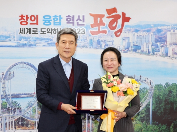 포항시는 6일 시청 대외협력실에서 서울 소재 법무법인 브로인의 이해은 변호사(우측)를 법률자문관으로 위촉했다.