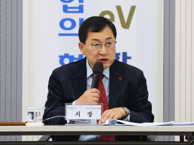 주낙영 경주시장이 6일 오전 시청 대회의실에서 2023년 마지막 읍·면·동장회의를 주재하고 있다.