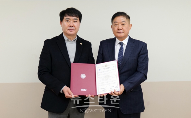 호서대학교 평생교육원이 지난 12월 6일 천안시체육회와 학점은행제 관련 업무 협약을 맺고 평생교육 활성화를 위한 본격적인 교류에 나선다. 사진) 좌측부터 한남교 천안시체육회장, 유영기 호서대 평생교육원장