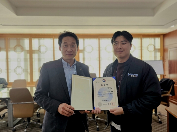 행정안전부 장관 표창을 수상한 박수범 주무관이 김남일 부시장으로부터 표창장을 전수받고 있다.