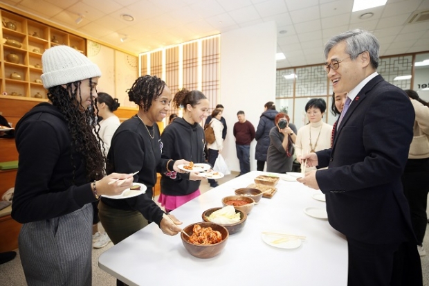 김진용 인천경제청장이 ‘제4회 IFEZ 외국인 김장 체험 & 나눔 행사’에서 참가외국인의 김치를 맛보며 환하게 웃고 있다.