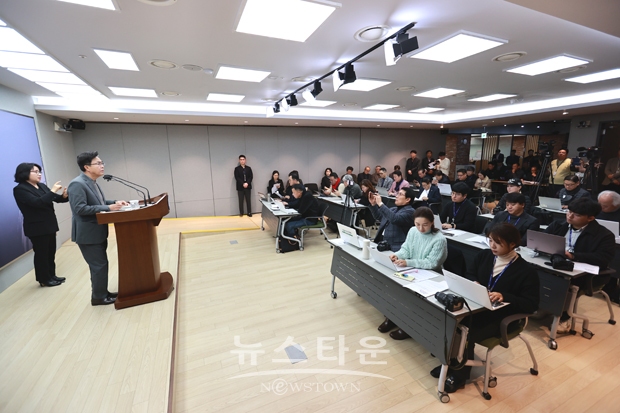 김태흠 충남도지사는 “청년 일자리에 대한 경쟁, 사회갈등 확대 등 이민의 부작용을 걱정하는 우려가 있는 것도 사실”이라며 “인구감소로 인한 지역소멸, 인력부족으로 인한 산업기반 붕괴 예방 차원에서 이민청 설립은 더 이상 미룰 수 없다”고 말했다.