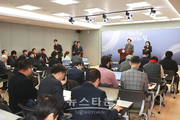 김태흠 충남도지사는 “앞으로 외국인근로자 지원팀 신설, 외국인유치센터 설치, 외국인유학생 지원 확대 등 외국인지원 정책을 강화하겠다”며 “이민청 설치를 위한 범도민유치위원회도 구성하겠다”고 밝혔다.