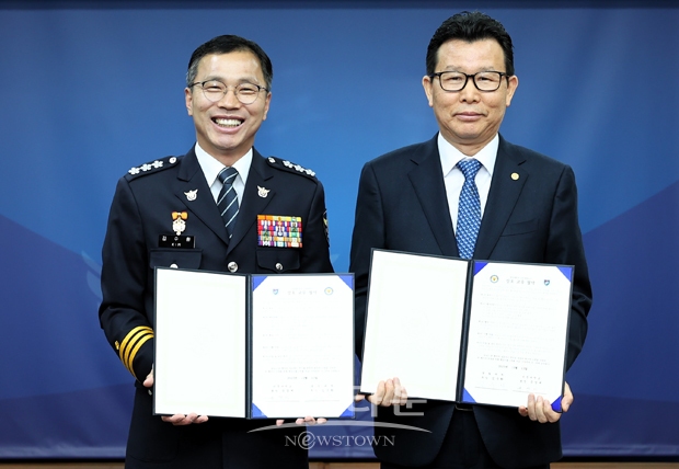 선문대학교가 지난 12월 13일 경찰대학과 ‘상호 발전을 위한 유기적 협력 및 교류 활성화’를 위한 상호 업무협약을 체결했다. 두 대학은 협약을 통해 상호 유대를 강화하고 학술 및 행정 분야 교류 협력을 추진한다. 사진) 좌측부터 경찰대 김수환 학장, 선문대 문성제 총장