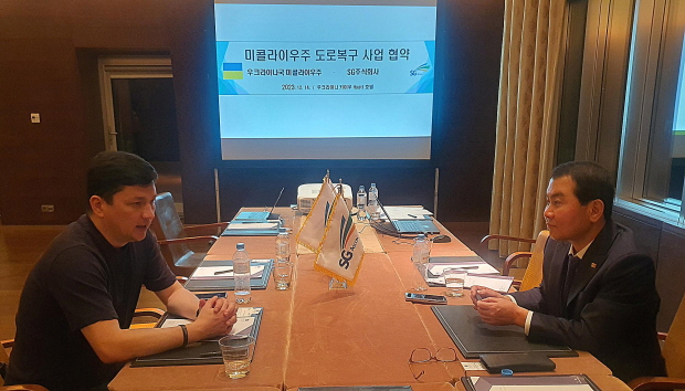 에스지이 박창호 대표(오른쪽)와 미콜라이우주 비탈리 킴 주지사가 우크라이나 현지에서 도로복구 사업에 협력하기로 협약했다