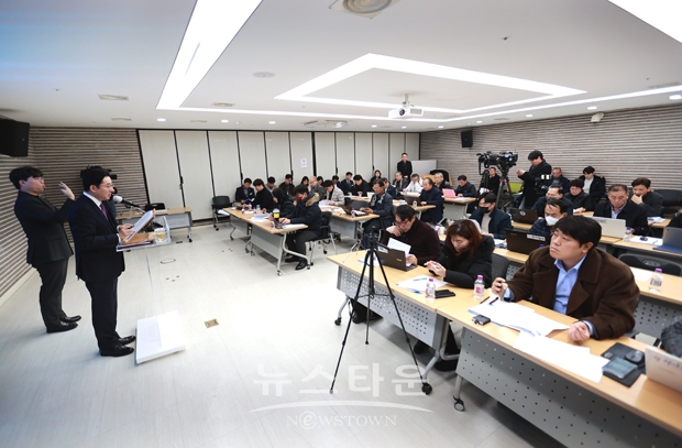 박경귀 아산시장은 KTX 천안아산역 일원의 교통·생활환경도 경쟁력 있는 요소로 제시하면서 충청남도와 아산시는 KTX 천안아산역에 상업·판매·호텔·의료 등의 기능을 담은 전국 최대 규모의 광역복합환승센터를 2029년까지 조성한다고 밝혔다.