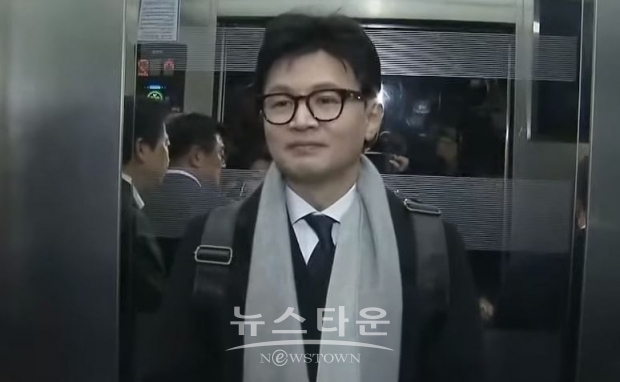 지난 19일 국회에서 기자 질문에 답변하는 한동훈 장관/MBN 캡처