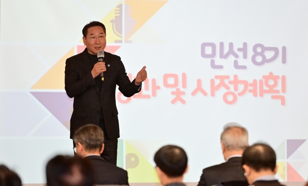 유정복 인천광역시장이 21일 송도컨벤시아에서 열린 '2023년 인천광역시 공공기관 워크숍'에서 민선8기 성과 및 시정계획을 주제로 특강을 하고 있다.