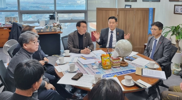 ‘안강읍 포사격장 이전 추진위원회’가 안강 공용화기 사격장 이전과 관련해 20일 국회 김석기 의원 사무실에서 신원식 국방부 장관을 만나 사격장 이전을 요구하고 있다.