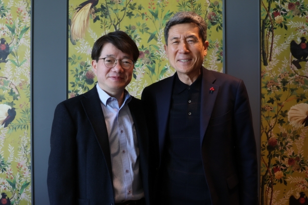 이강덕 포항시장(우측)은 22일 서울 여의도에서 김동일 기획재정부 예산실장(좌측)을 만나 2024년 국비 확보에 힘써준 데 대해 감사 인사를 전하고 국비 확보에 지속적인 협조를 당부했다.